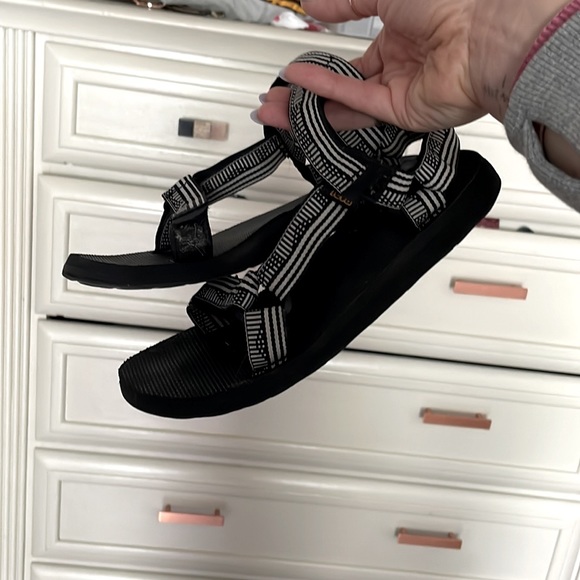 Black and white Teva sandles size 7 - Picture 2 of 2